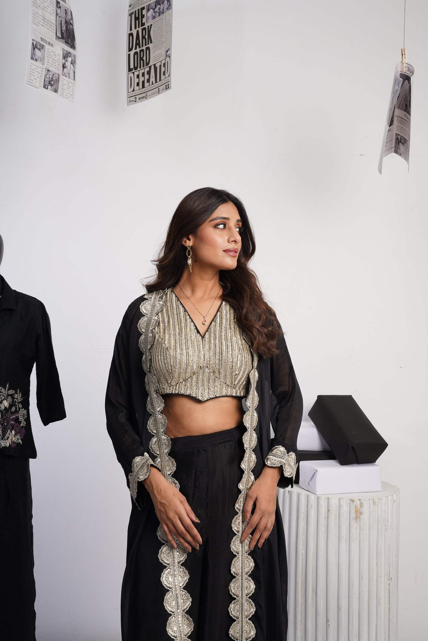 Signature Embroidered blouse & jacket set - Image 6